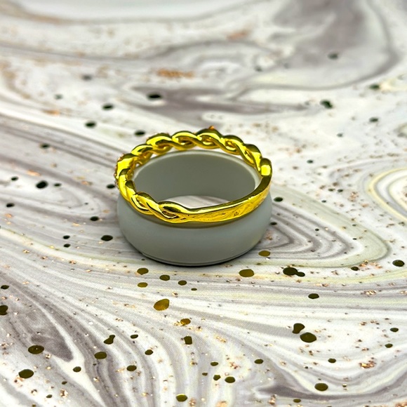 Women’s 3mm Gold Ring Band - Picture 4 of 5